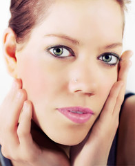 Fototapeta premium Frau streichelt ihr Gesicht