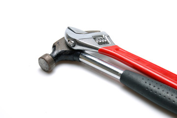 Martillo y llave inglesa