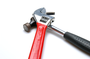 Llave inglesa y martillo