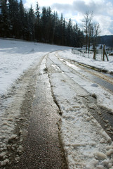 verschneite Stra&szlig;e