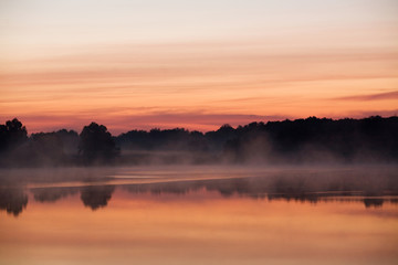 Obraz na płótnie Canvas morning sunshine on the lake