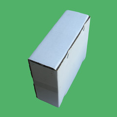boîte carton sur fond vert