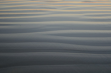 sable humide sur la plage