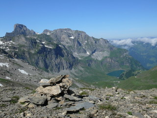 Lac et panorama sur les sommets alpins