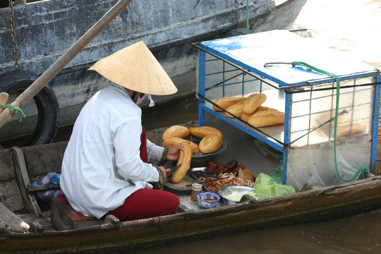 Barque sur le Mekong March&eacute; flottant