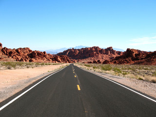 Fototapeta na wymiar Droga w Valley of Fire, Nevada