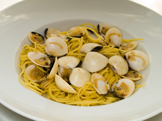 plate full spaghetti with mussels