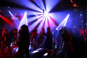 Foto op Plexiglas Dansende mensen in een ondergrondse club © DWP