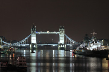 Obraz premium Night shot of Tower Bridge, HMS Belfast on the right