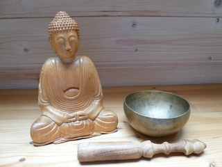 Klangschale und Buddha