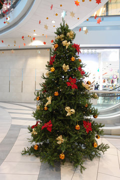 Shopping mall xmas tree