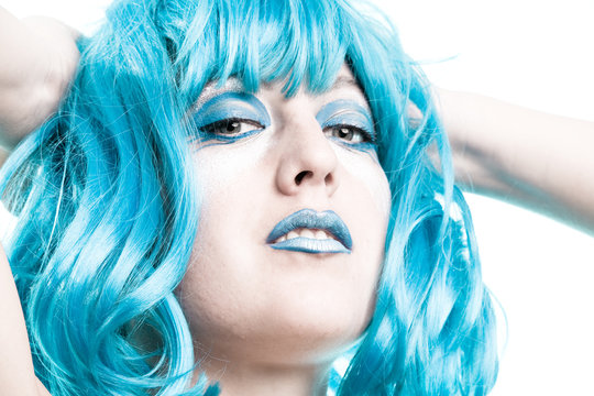 Gesicht mit blauer Perücke für den Karneval