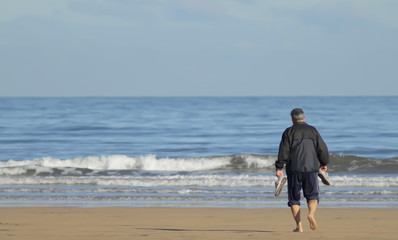 Hombre caminando por la playa
