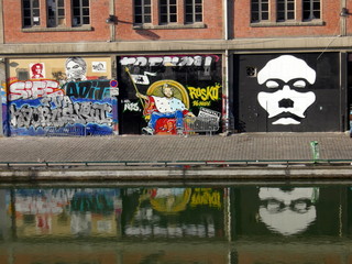 mur reflet graffitis