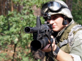 Soldier aiming with M4 carbine