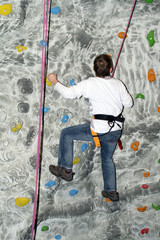 Junge in der Kletterwand
