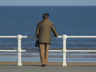 Anciana mirando al mar