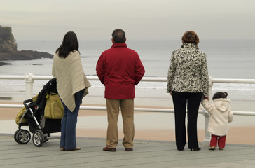 Familia mirando al mar