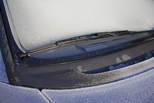 auto an einem wintermorgen