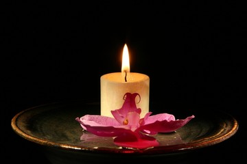 Kerze mit Blüte