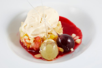 Postre de helado y uvas