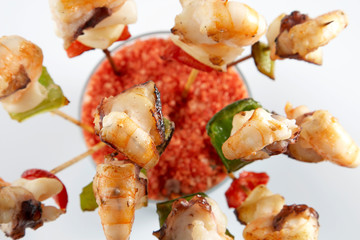 Brochetas de langostinos