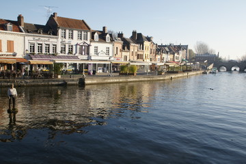 Fototapeta na wymiar Quai Belu Amiens i jego restauracje, kawiarnie i bar