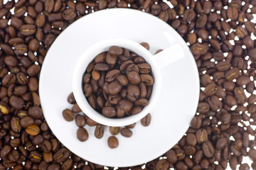 weiße Espressotasse mit Kaffeebohnen