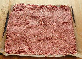 Im Ofen gebratenes Hackfleisch (ungegart)