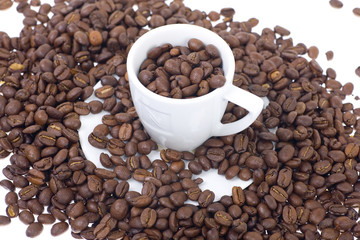 weiße Espressotasse mit Kaffeebohnen