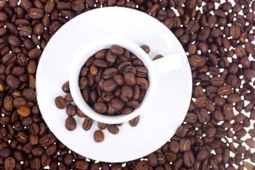 weiße Espressotasse mit Kaffeebohnen