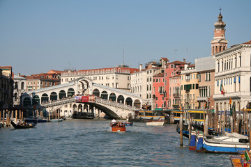 Fototapeta na wymiar Le grand canal et le pont du Rialto 