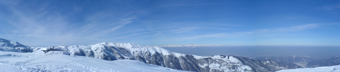 Fototapeta na wymiar widok od stoków narciarskich Artesina