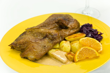 gebratene ente mit bratkartoffeln und rotkohl mit orange soße