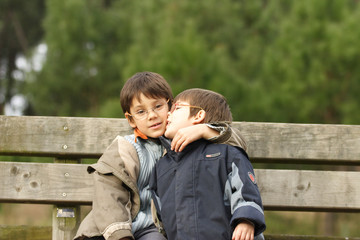 petits enfants qui s'embrassent avec tendresse