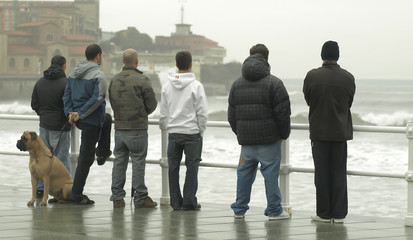 Obraz premium Młodzi ludzie patrząc na morze