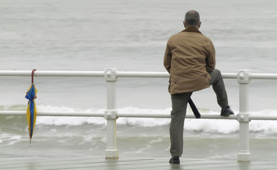 Hombre mirando al mar