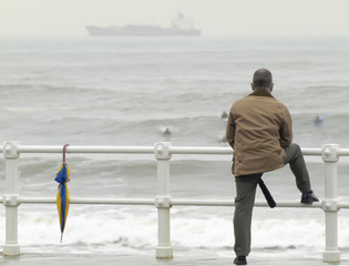 Hombre mirando al mar