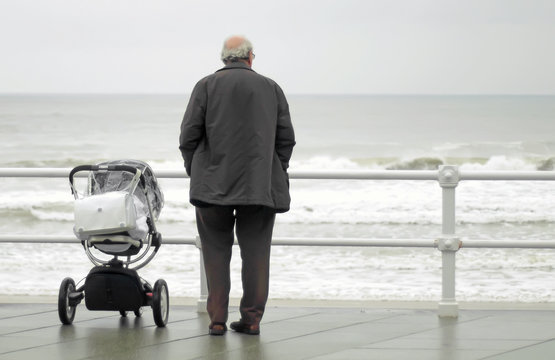 Hombre con cochecito de bebe