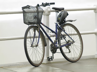Bicicleta con cesta y casco