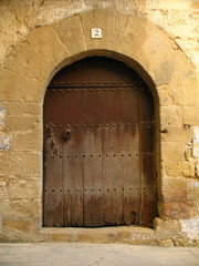 Fototapeta na wymiar puerta antigua con arco