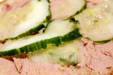 Gurke mit Leberstreichwurst