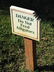 Do Not Feed Alligators sign