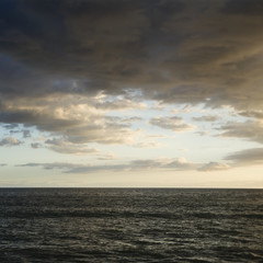 Naklejka na ściany i meble Pacific ocean and cloudy sky in Maui, Hawaii.
