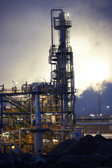 Fototapeta na wymiar Rafineria ropy naftowej z parą