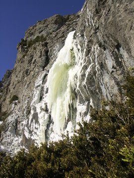cascade bugarach