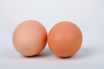 Zwoi woiche Oier in oinerer Roi