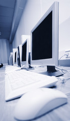 a lot of computers in a learning class © Ivan Hafizov