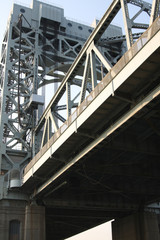 Obraz premium bridge in nyc shot from a river boat