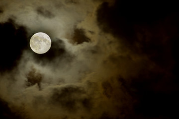 Naklejka na ściany i meble Duży księżyc nad chmurami w ciemną noc